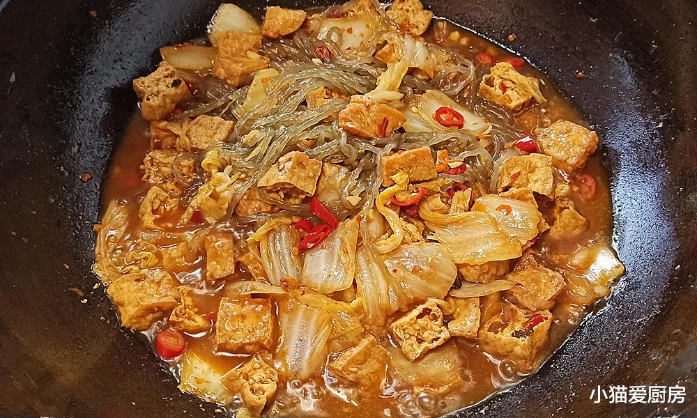 自从学会白菜和豆腐泡制作做法，一家人抢着吃，上桌连汁都不剩
