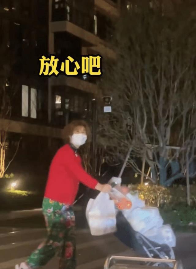 吴雅婷|33岁女艺人晒出近况,因疫情管控无法回家,深夜为家人送物资