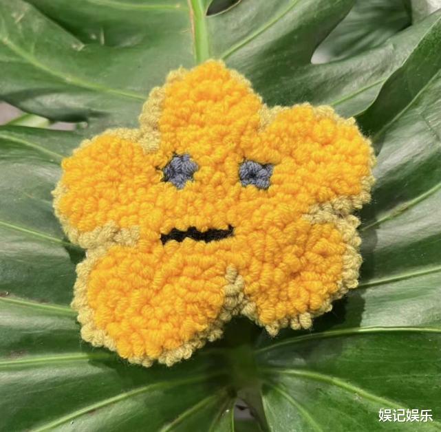 王悦伊|华晨宇发现王悦伊同款文案秀恩爱后，王悦伊也用花朵杯垫撒糖