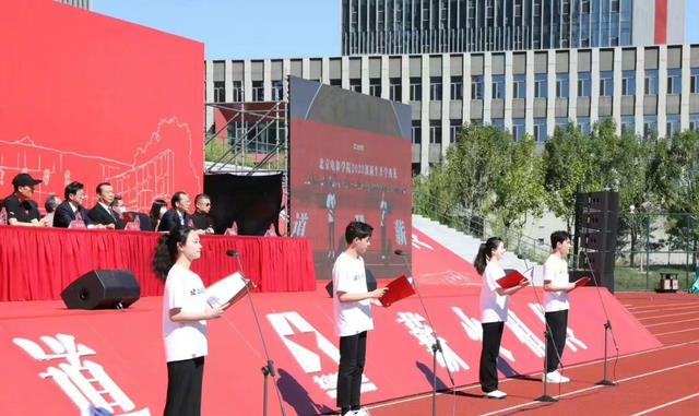 张艺谋|张艺谋任北影教授！身形瘦弱脸色憔悴，妻子曾发文：害怕他倒下