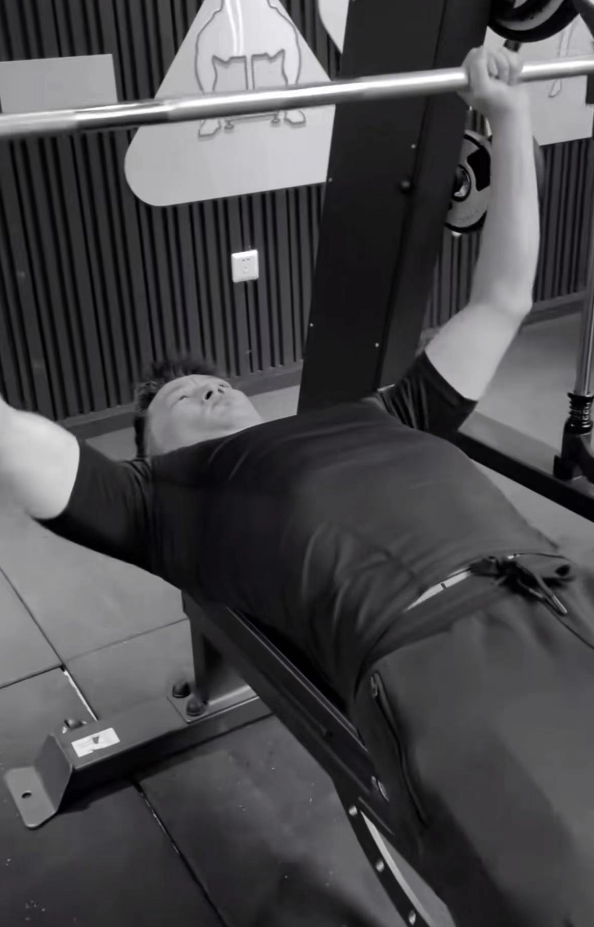 孙千|55岁景岗山新冠康复后去健身房,锻炼卖力表情痛苦,身体吃不消!