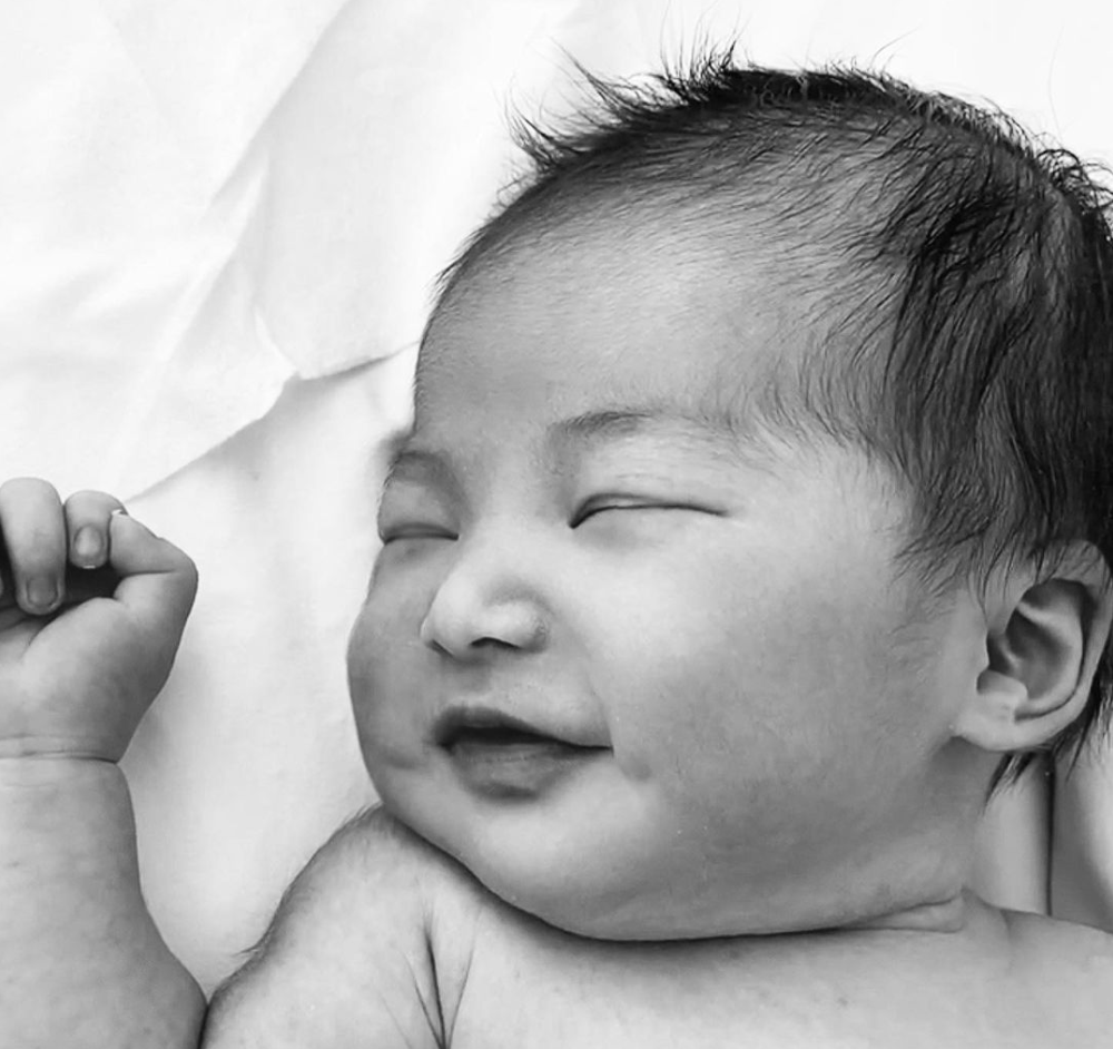 朱珠|朱珠半岁女儿近照曝光，颜值高镜头感十足，被爸爸轻托下巴超有爱