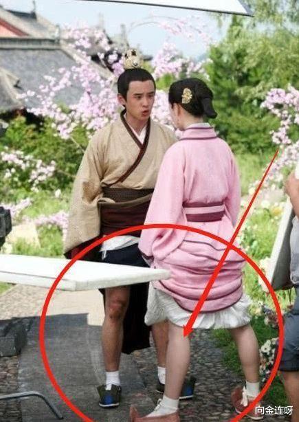 穿帮镜头|让人看了之后会上火的穿帮镜头，关晓彤你忘了水是透明的了吗？