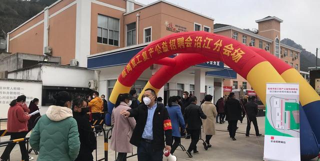 人力资源|外地工回不来只好招本地人50周岁以下就行2000缺口只招到300人