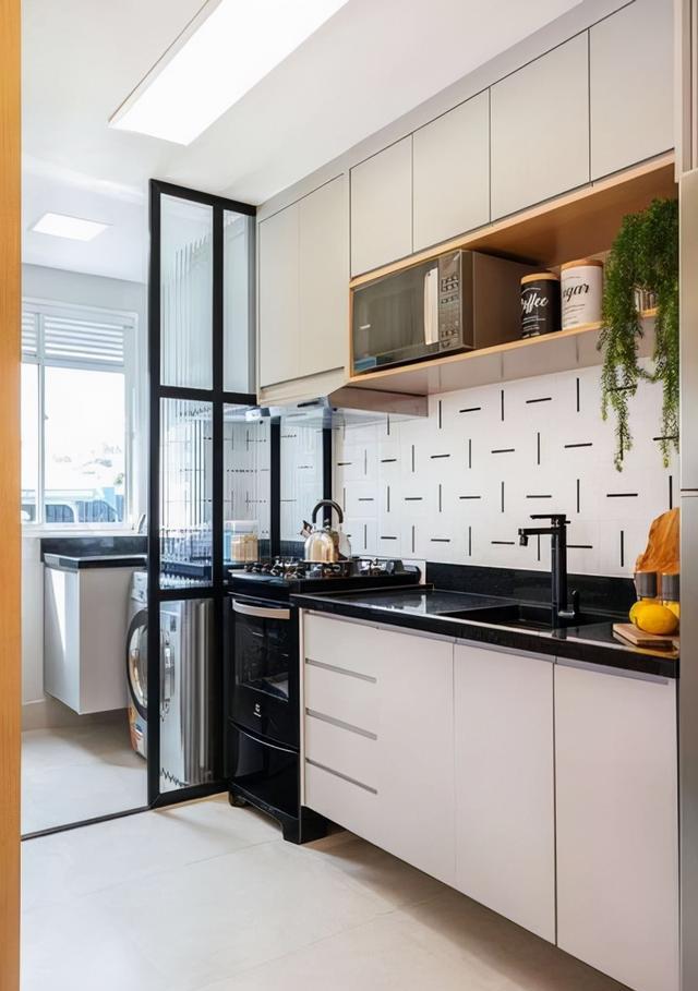 厨房带阳台,隔墙不砌到顶,预留45公分装格栅窗,透光好排烟快