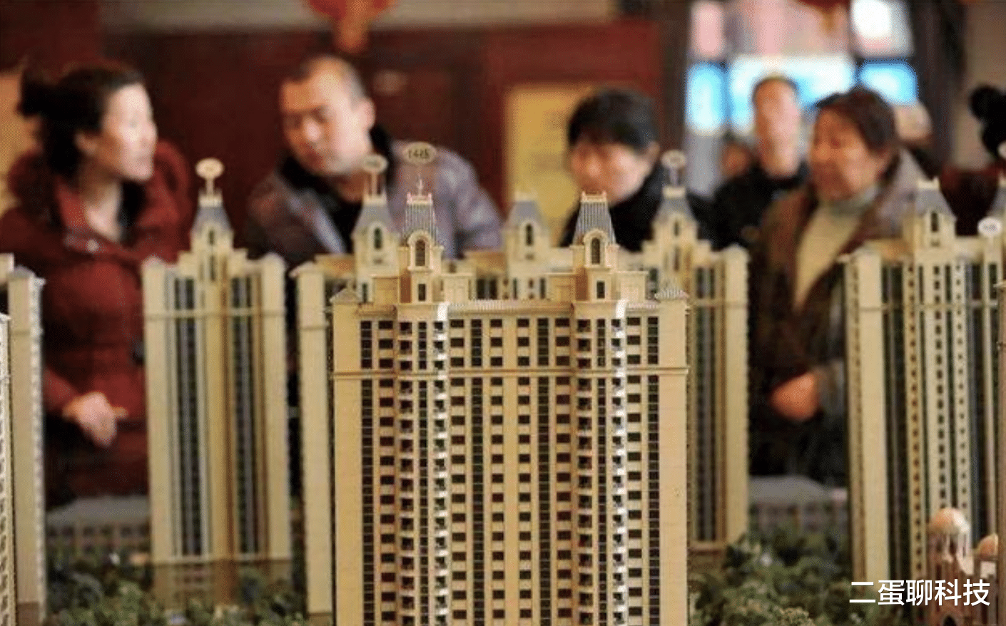 买房的时候8500一平,刚装修完,剩余几十套被开发商6800一平卖了