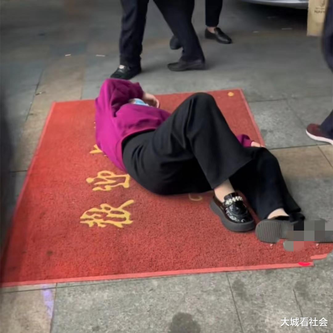 奶奶生病没钱回家?江苏一女孩躺理发店门口,让老板把工资发了