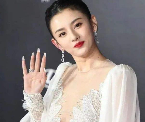 宋祖儿|宋祖儿谈23岁演妈，并不在乎会不会红，小花旦人专注演技