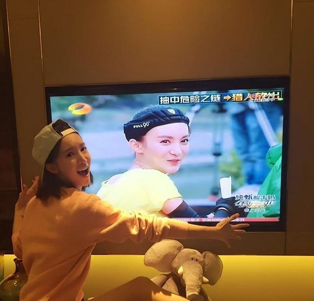 带你参观金晨的豪宅，室内用很多气球布置，装修像极童话里的城堡