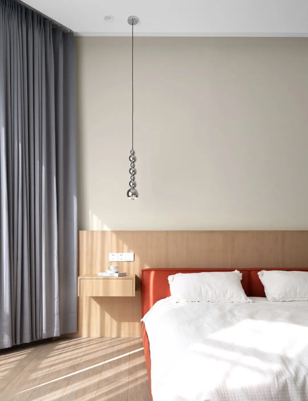 床头这样设计,连床头柜都省了,真是太好用了!