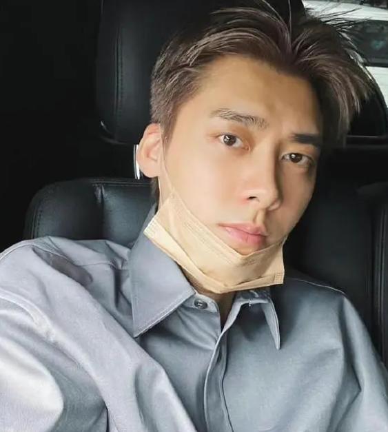 李易峰|李易峰靠直播回归？刚开播便登上主页热门，网友：建议封杀