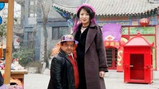 陈三木|袖珍演员陈三木：身高1.28米，四任老婆个个美，与王宝强有过节？