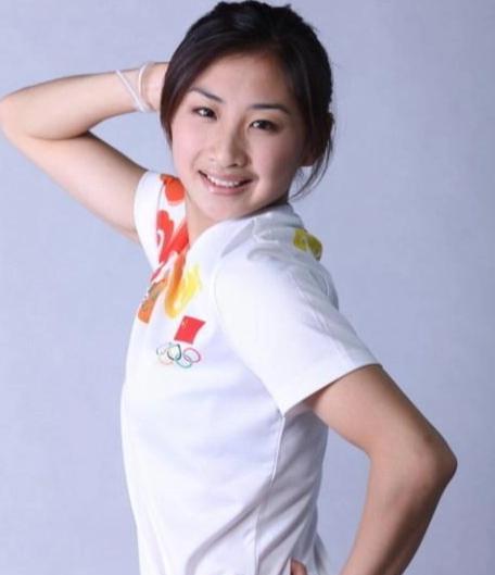 美甲 蹦床公主何雯娜晒照！白色美甲亮眼，网友直言“很美很贵妇！”