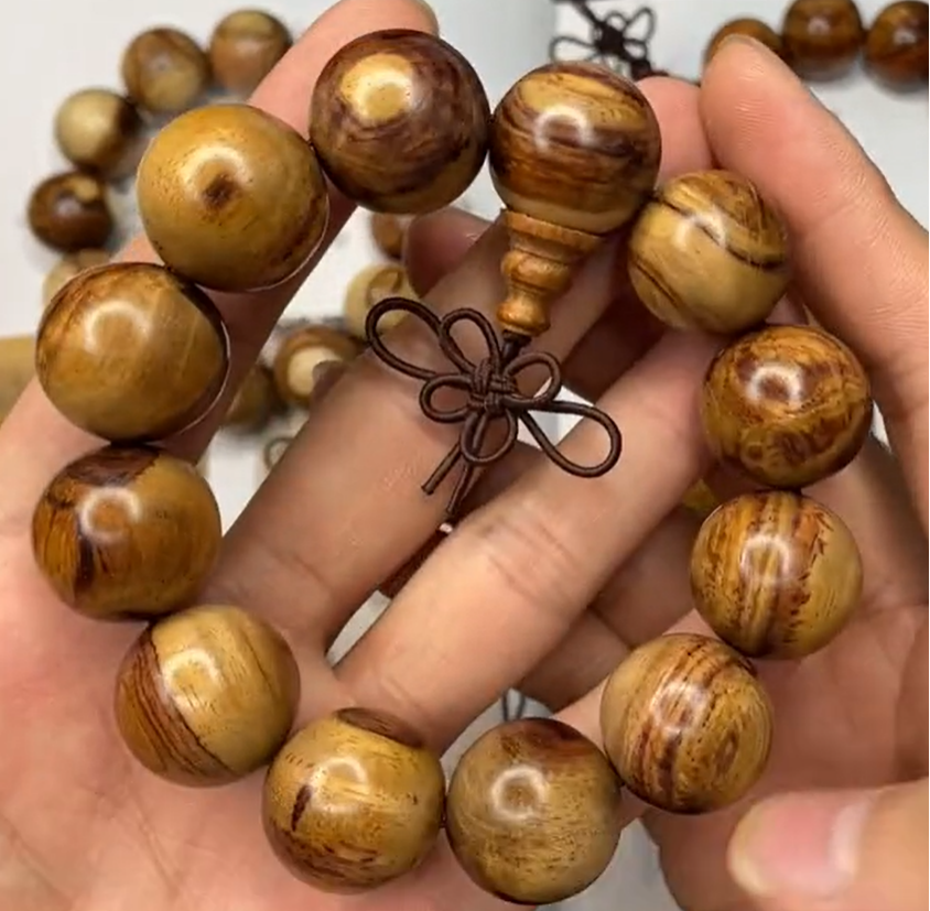 海南黄花梨|你手里的海黄手串,到底值多少钱?