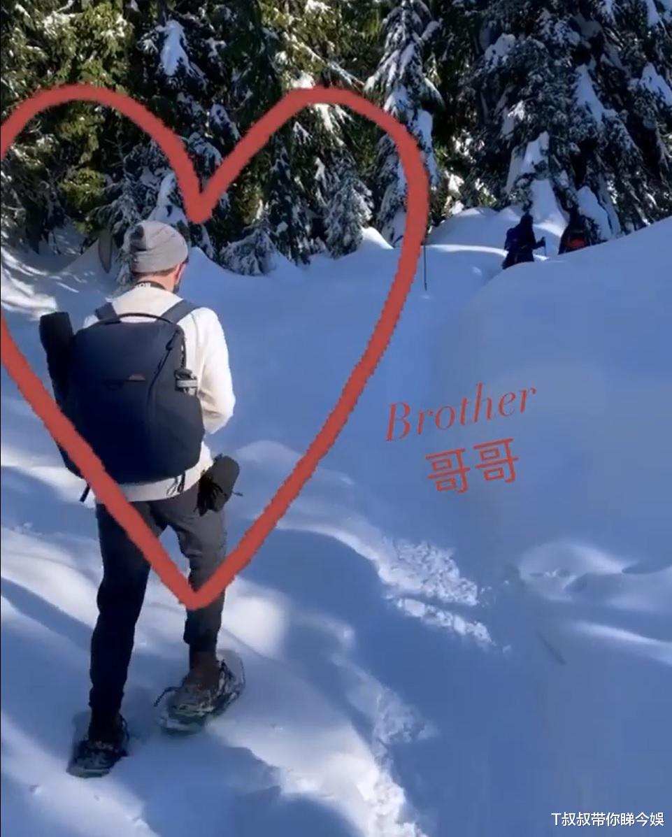 邓佩仪|邓佩仪返加国度白色新年　与哥哥玩雪过得惬意