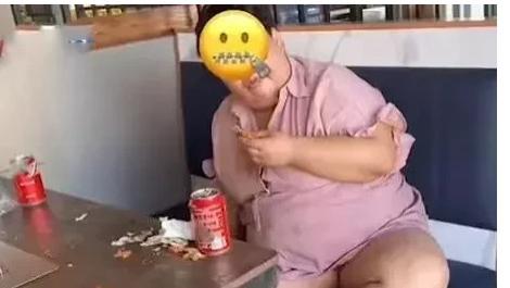 山东淄博，一女子独自外出吃烧烤，一大堆肉串吃完后，非要等她老公过来买单！