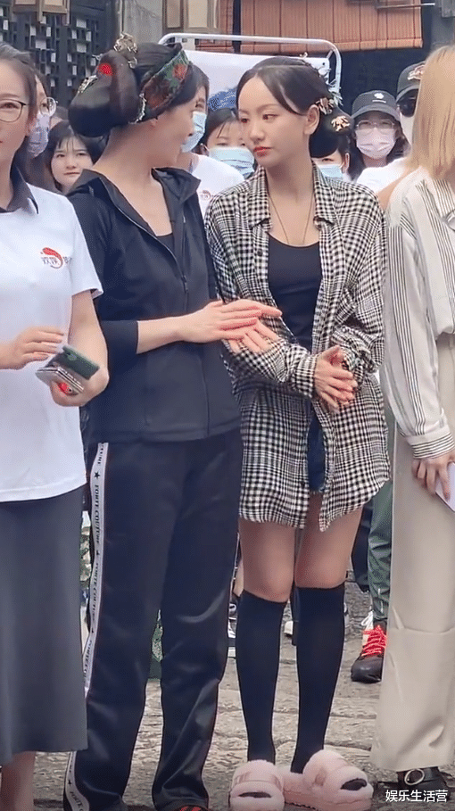 杨蓉|46岁蒋勤勤遇上40岁杨蓉，线下片场生图曝光，网友评价一边倒