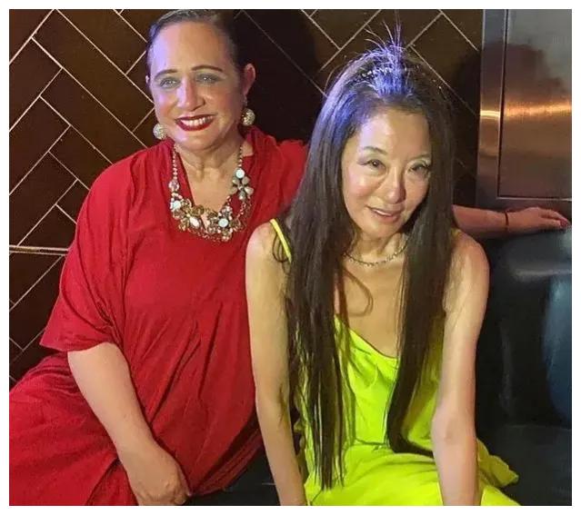 萧亚轩|“百亿富婆”王薇薇:73岁像少女,帅哥围绕,萧亚轩都得往旁边站