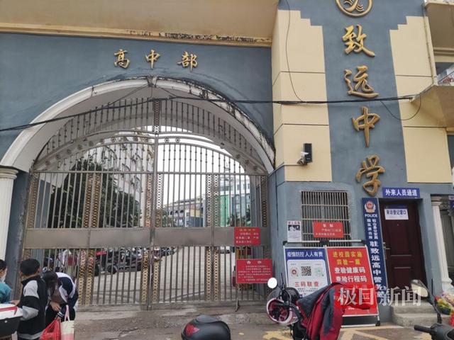 “江西少年失踪41天”实地探访:学校围墙装有铁丝网