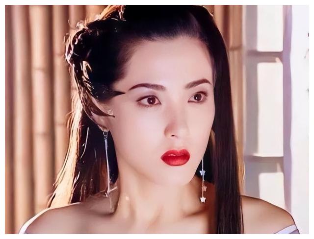 曾黎|岁月从不败美人，曾黎的背部线条绝美，真不敢相信她已经46岁了