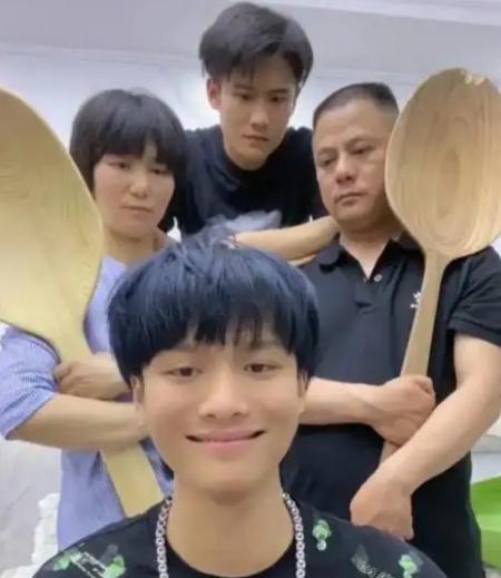 豪门明星|飘了?网红小杨哥疑高调炫富,吃帝王蟹喝茅台,却被拆穿是P图