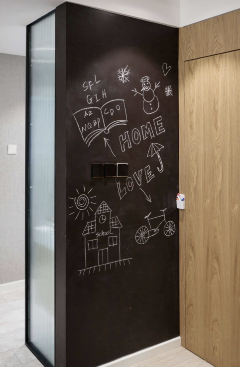 房子越小越不能乱装，学她把空间利用到极致，进屋才知：反差太大