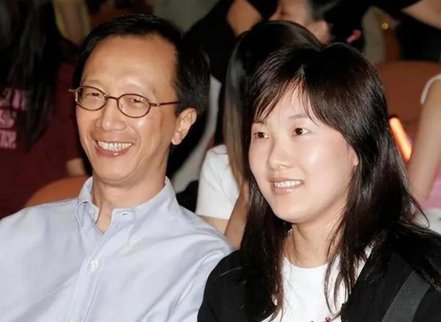 梁锦松|生了三胎后，67岁的梁锦松让41岁的伏明霞拼4胎，100亿买了大医院