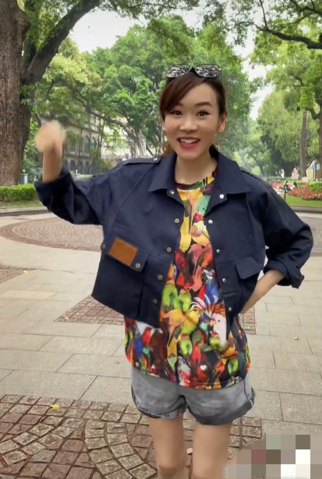 杨思琦|曝44岁港姐高龄怀三胎，穿吊带裙小腹隆起，结婚3年老公身份成谜