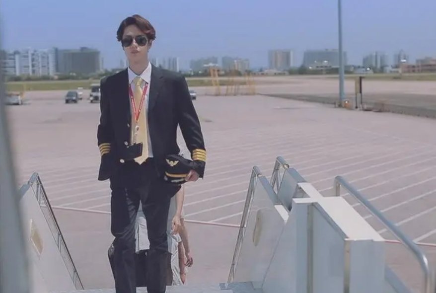 王一博|王一博被曝接拍《长空之王》,看到搭档的女主,网友:票房稳了