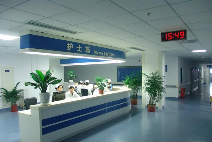 辽宁一企业家坐拥900万粉丝,怒砸苹果店,被妻子曝光富养私生女