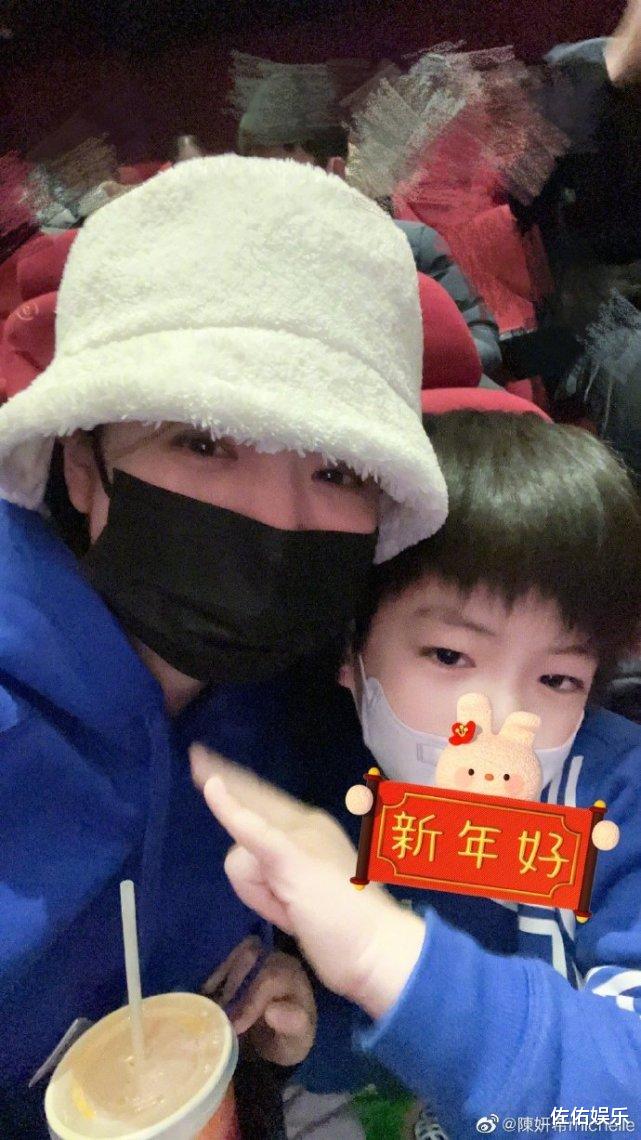 陈妍希|陈妍希晒陈晓父子合照,小星星和爸爸如复制黏贴,超高颜值获赞赏