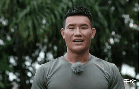 女孩|好家伙!嘎子哥谢孟伟直播卖牛仔裤,摸女孩大腿,女孩尴尬一笑