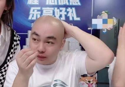 赵本山|赵本山徒弟程野直播打PK，喊话网友多刷礼物，身后还有两位美女助阵