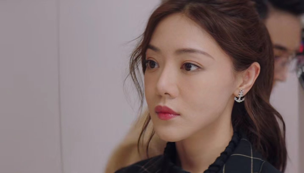 |39岁邓家佳脱离滤镜演职场女性，让多少“丫头教”女演员羞红脸