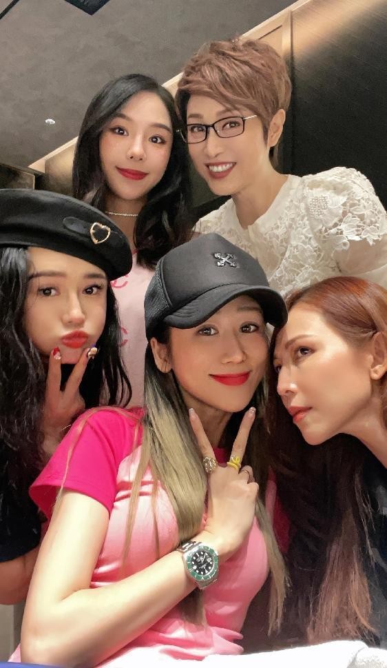 不要小看粉色服装,陈浩民老婆穿粉色的服装,不像四个孩子的妈