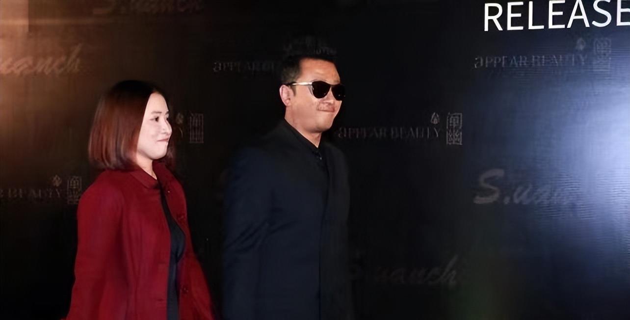 穿衣搭配|郭涛小16岁娇妻真气质，一身红色配红发，打扮高调气质却特别柔和