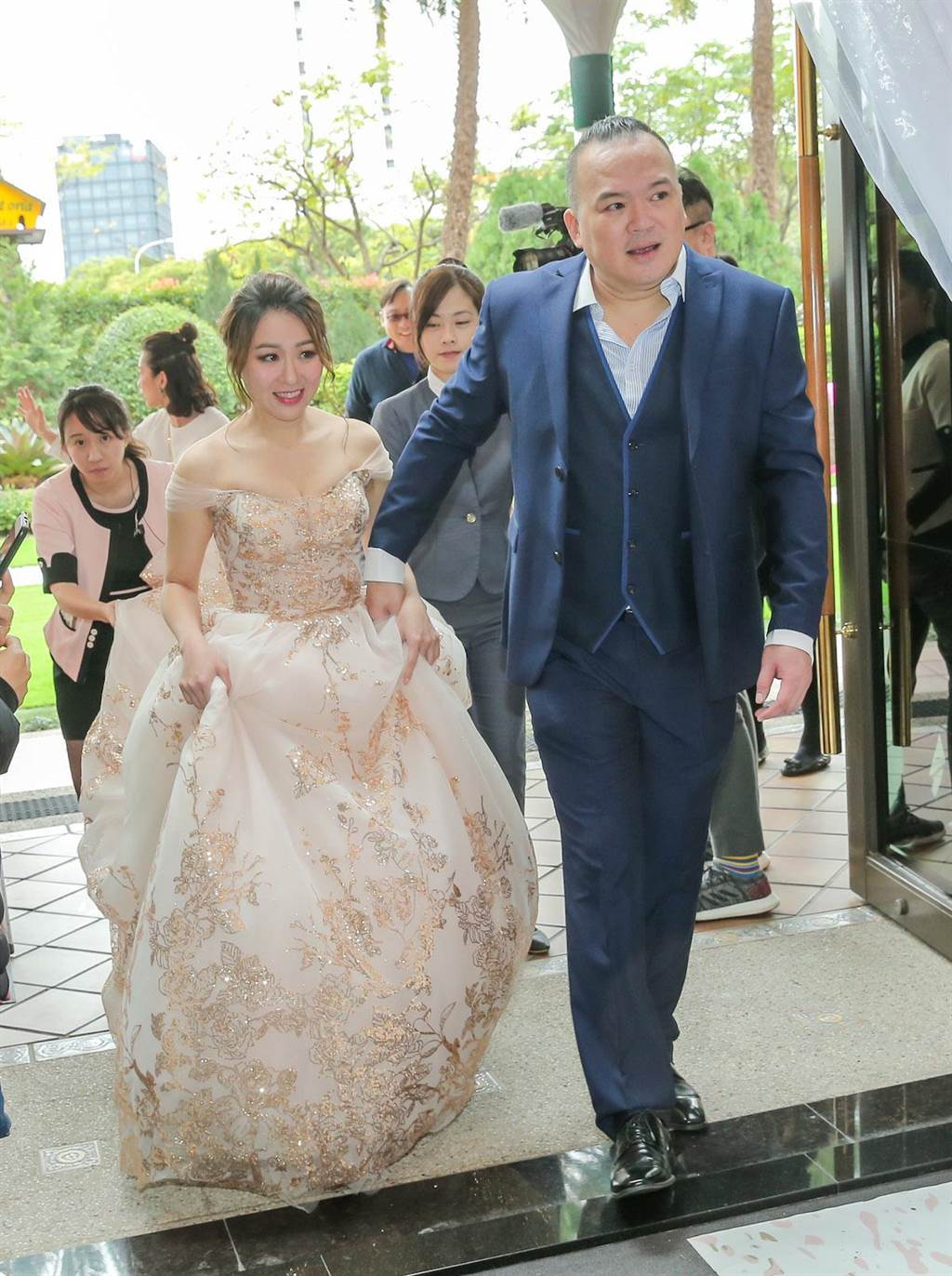 明金成|52岁男星晒喜讯,妻子剖腹产生下一儿一女,曾打算做丁克一族