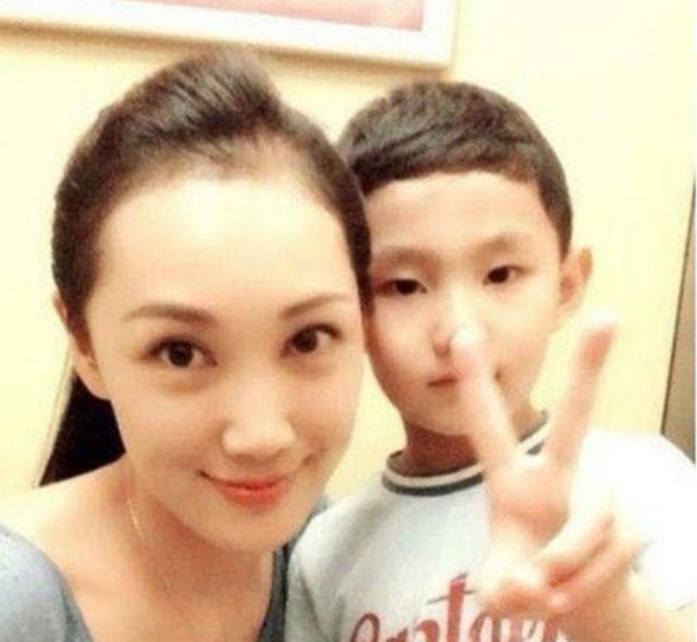 韩磊晒出自己住的房子,家具大多数是仿古设计,装修跟个古宅一样