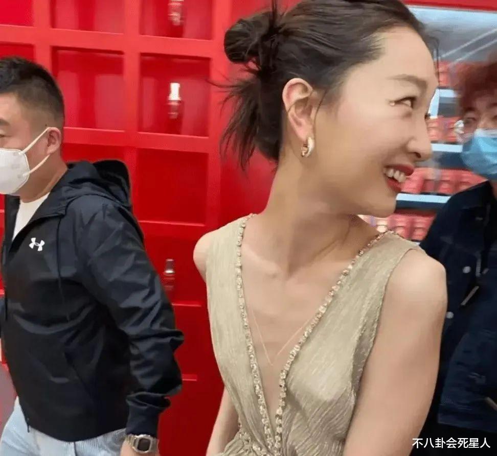 发型 张子枫近照瘦出“排骨胸”,娱乐圈的“纸片人”们,都该醒悟了