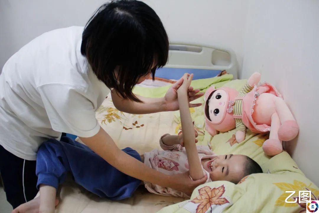 女子怀孕7个月买菜,路上摔倒致孩子早产,全家命运因此改变