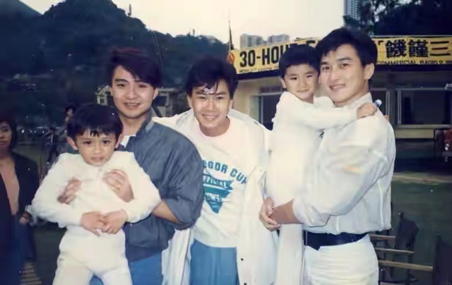 林利|55岁TVB戏骨独自坐路边摊喝酒，眉头紧锁身形暴瘦，曾患癌立遗嘱