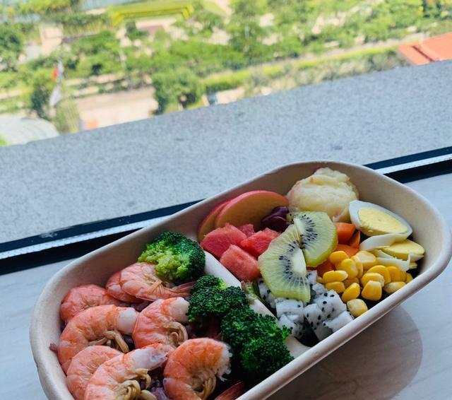 衬衫 23岁小姐姐轻断食午餐，走红朋友圈，网友：看饿了，想搭伙一起吃