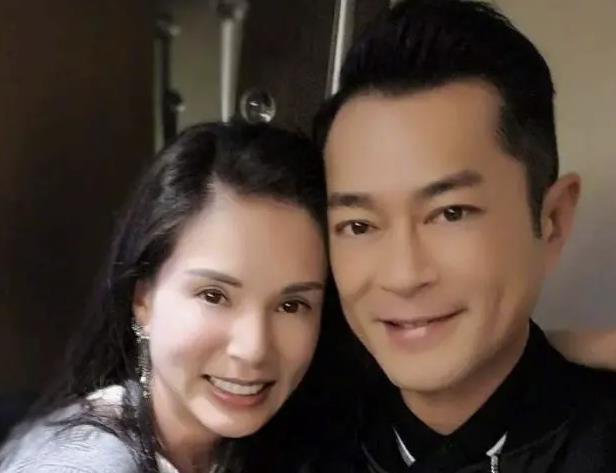 走进古天乐在香港的家,窗户全用窗帘遮住,外人几乎看不见里面