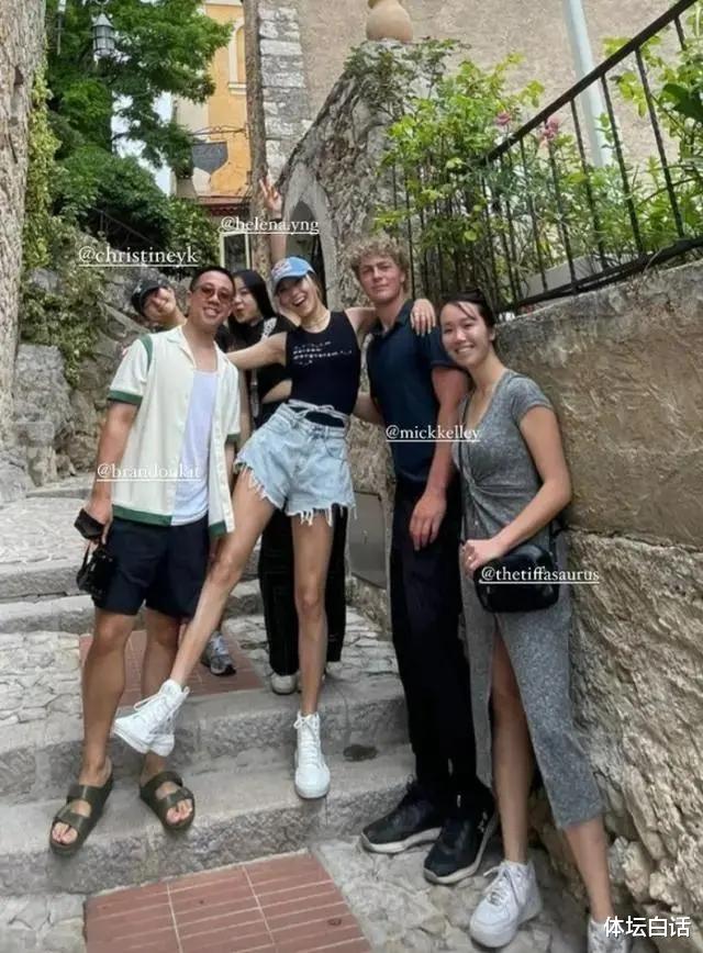 谷爱凌|恭喜!谷爱凌与白人男子接吻宣布恋情,19岁发育成熟,身材傲人