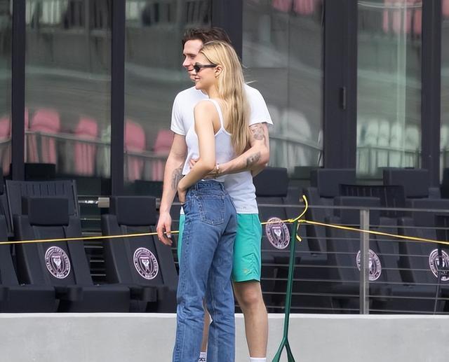 贝克汉姆|贝嫂与大儿媳合影，27岁富家千金，肤白貌美，与贝嫂同框不逊色