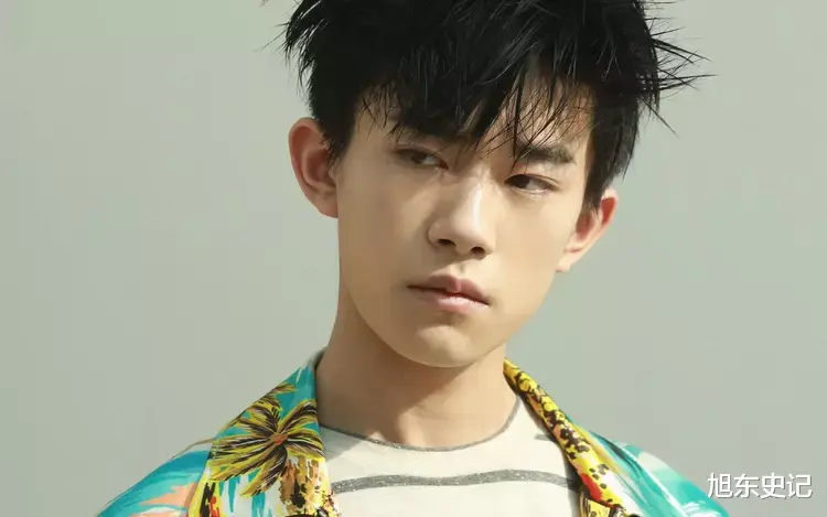 迟重瑞|易烊千玺又爆出阴阳话题，放弃入职的“入”字，被指用非通用汉字