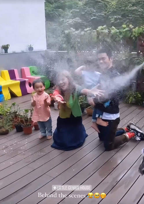 |郑嘉颖娇妻晒全家福庆祝母亲节，陈凯琳获老公喂食满脸幸福，两子颜值高