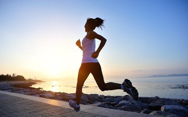 跑步|那些坚持早上跑步、做饭,冲澡之后,再去上班的人会出现哪些变化