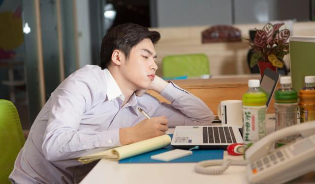 大学生|女生奔丧4天工资被扣3千,事后还被踢出群,公司的回应让人恼火