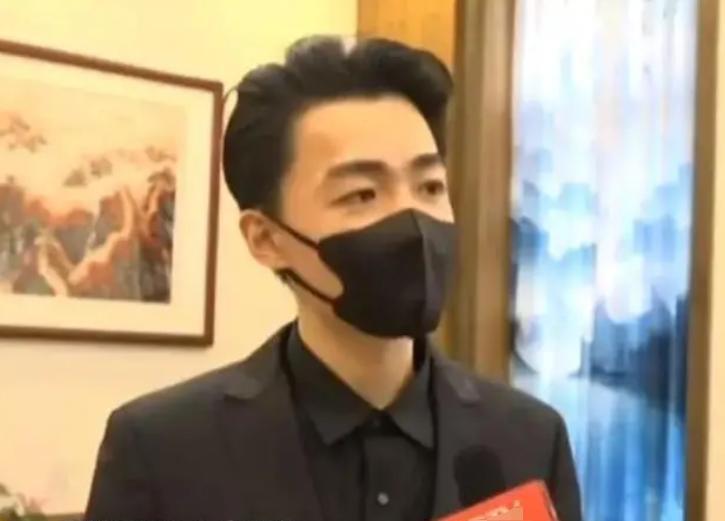 追悼会|金铁霖追悼会:众人抱遗照落泪道别,大衣哥“放鸽子”引质疑